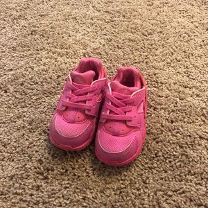 Hot pink Nike huaraches 5c